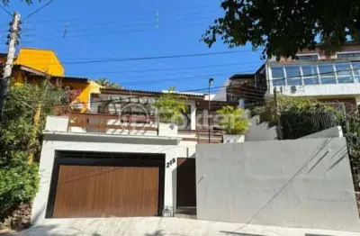 Casa com 3 quartos à venda na rua teixeira de carvalho, 215, medianeira, porto alegre, 181 m2 por r$ 940.000