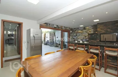 Casa com 4 quartos à venda na rua veríssimo rosa, 240, jardim botânico, porto alegre, 230 m2 por r$ 1.120.000