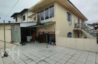 Casa com 6 quartos à venda na rua biase faraco, 151, capoeiras, florianópolis, 416 m2 por r$ 950.000