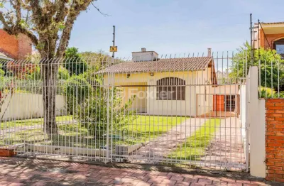 Casa com 2 quartos à venda na rua dos guenoas, 880, guarujá, porto alegre, 150 m2 por r$ 680.000