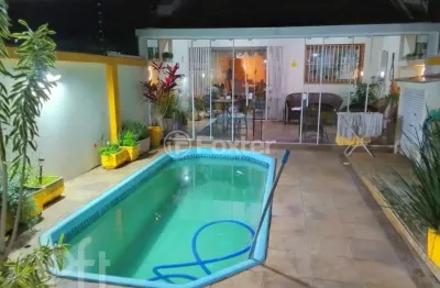 Casa com 3 quartos à venda na avenida copacabana, 386, tristeza, porto alegre, 303 m2 por r$ 1.960.000