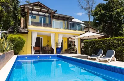 Casa à 200 m² da praia de taquaras com 3 suítes e 3 vagas de garagem - balneário camboriú