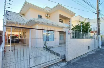 Casa a venda de 04 dormitórios 01 suíte com 04 banheiros 03 vagas em capoeiras-florianópolis-sc