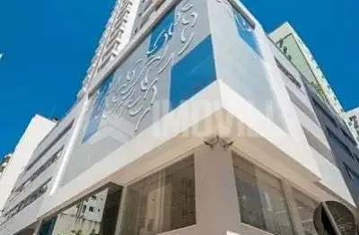 Apartamento mobiliado sendo 03 suítes 02 vagas no centro de balneário camburiú