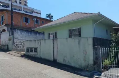 Casa a venda de 05 dormitórios 03 banheiros com 03 vagas de garagem em barreiros -são josé-sc