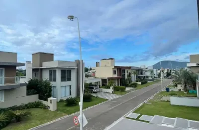 Casa mobiliada sendo 03 suítes em condomínio fechado no norte da ilha
