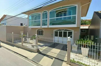 Casa a venda de 03 dormitórios sendo 01 suíte com mobília planejada no bairro ipiranga-são-josé-sc