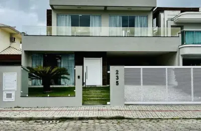 Casa com 02 pavimentos, 03 quartos mobiliada com espaço gourmet