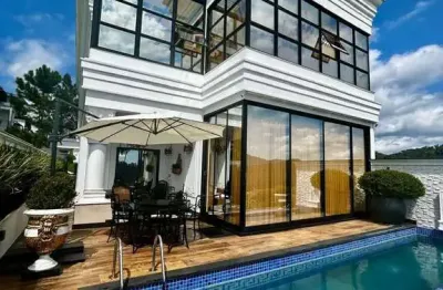 Casa de luxo com 4 suítes, elevador e espaço gourmet em condomínio fechado em balneário camboriú/sc