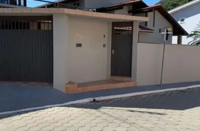 Ampla e equipada casa com 05 dormitórios sendo 03 suítes na barra da lagoa, espa