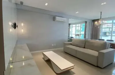 Apartamento 1 suíte / diferenciado / 2 vagas de garagem / mobiliado / centro / b
