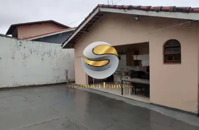 Casa isolada com quintal, grande potencial com espaços amplos