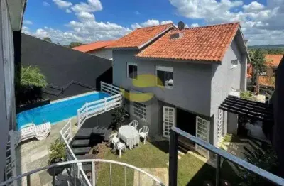 Casa ampla com 5 dormitórios, 3 suites, 1 com closet, reformada.