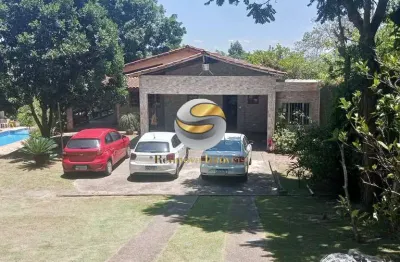 Casa totalmente térrea, com piscina, churrasqueira e amplo terreno.