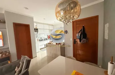 Casa 2 suítes, Semi Isolada, 2 vagas, toda decorada, móveis planejados.