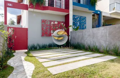 Casa com 03 dormitórios, em condomínio com quintal.
