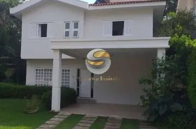 Casa com 240m² construídos e 4 suítes no miolo da granja