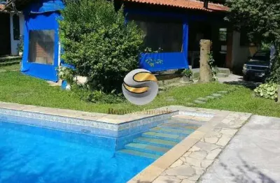 Casa térrea em 1.000m² de terreno, churrasqueira, piscina, aceita animais.