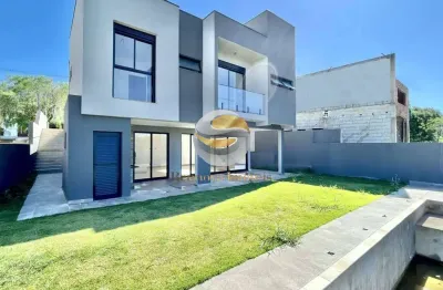 Ótima casa moderna integrada e envidraçada com pé direito alto.