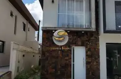 3 Dormitórios (1 Suíte),cozinha planejada, quintal espaçoso.