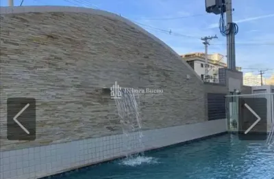 Lindo apto 2 dorms, 1 vaga, lazer completo e próximo à praia – confira já!