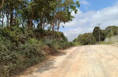 Este terreno oferece uma localização elevada, proporcionando maior privacidade e ventilação