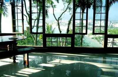 Oportunidade única: casa com vista espetacular da praia da enseada!