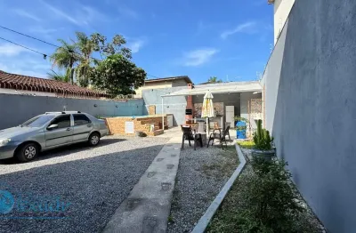 Sobrado com loja comercial e lazer privativo – próximo à praia