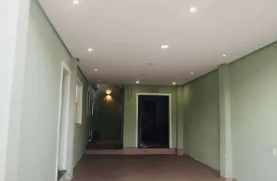 Casa duplex com 3 quartos, sendo 2 suítes com excelente localização