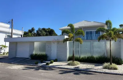 Casa de esquina de alto padrão no condomínio ilha de guaratiba em guaratiba.