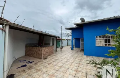 Oportunidade única a 300 metros da praia: imóvel em lote inteiro com 3 quartos e área de lazer
