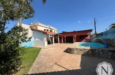 Casa mobiliada com piscina no bairro tupy, a 900 metros da praia!