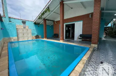 Casa com piscina a 400 metros da praia no bairro bopiranga
