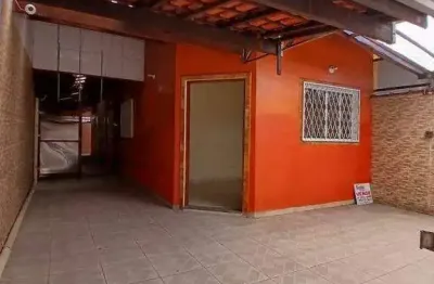 Vende casa com 2 quartos sendo 1 suite em bairro residencial.