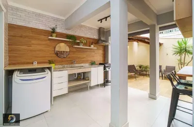 Sobrado recentemente reformado.e decorado com  3 suítes e sacada grande na vila mazei