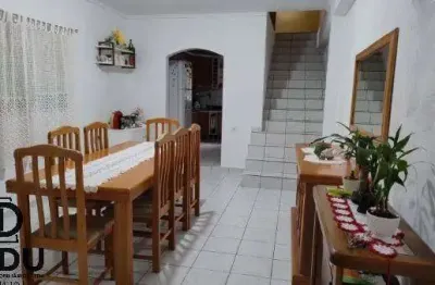 Se você está em busca de espaço e conforto para sua família, este sobrado é a escolha perfeita!