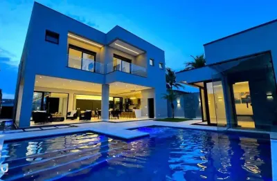 Vendo lindíssima casa nova, no condomínio jardim acapulco 5 suítes porteira fechada.