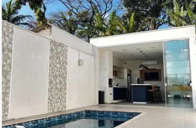 Olha que raridade na vila antonieta!! estamos falando de uma bela casa térrea com uma bela piscina em um terreno de 250 m²