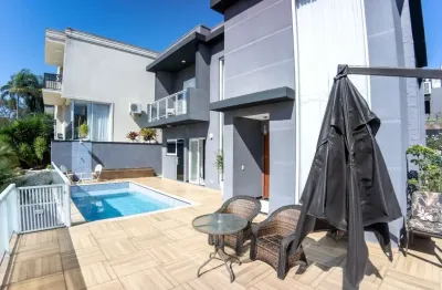 Casa em condomínio para venda com 4 quartos, sendo 4 suítes , 320m²