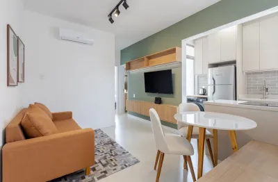 Apto andar alto reformado e mobiliado no centro com vista mar