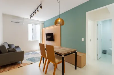 Apto de 2 quartos Reformado e Mobiliado no Centro de Florianópolis