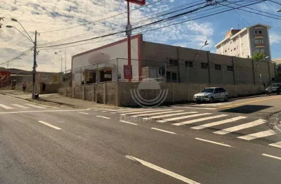 Estamos alugando este barracão com 646m2 de construção em um terreno de 1961m2 e um pátio com mais de 1.000m2 localizado no bairro jardim conceição em