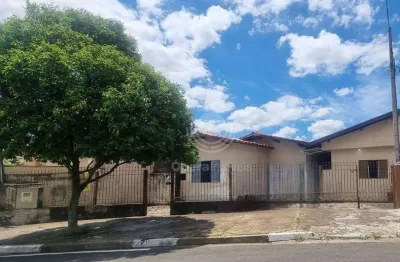 Casa antiga para vender em localização privilegiada no bairro nova campinas. potencial para área comercial.