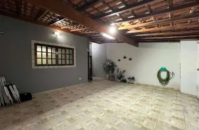 Casa isolada semi mobiliada 3 dormitorios, 1 suite, 2 vagas de garagem.