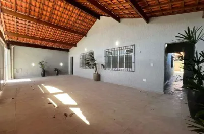 Casa isolada 3 dormitórios, 1 suíte, 4 vagas de garagem, tupi praia grande/sp.