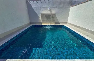 Casa térrea com piscina e cascata, moderna à venda no canto do forte.