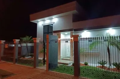 Casa de esquina, tendo 1súite e dois quartos, garagem para 2 carros lado a lado.