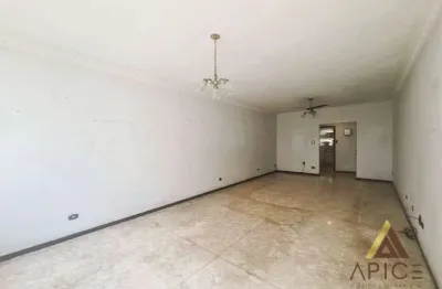 !oportunidade para reforma! ótimo apto. com 176m² úteis - 03 dorm. sendo 01 suíte - 03 w.c - 01 vaga demarcada - 01 quadra da praia por r$ 789 mil