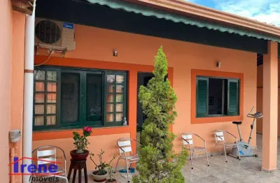 Linda casa com edícula, próxima ao centro da cidade, 2 quartos, sendo uma suíte ampla, um espaço gourmet aconchegante.