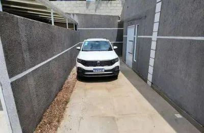 Quarto no térreo sobrado  com  03  quartos sendo 01 no térreo e garagem para 02 carros